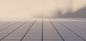 Nylagd betongsten uteplats, minimalistisk design, solljus.