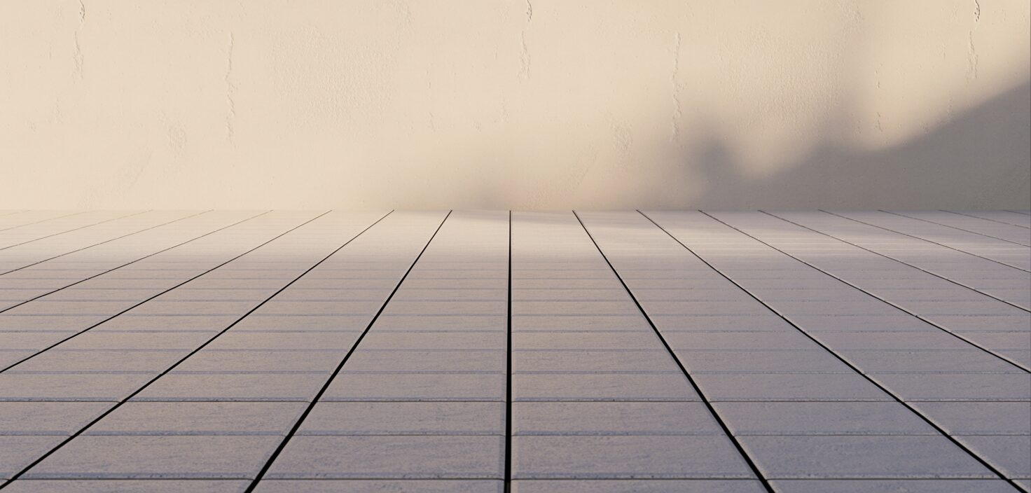 Nylagd betongsten uteplats, minimalistisk design, solljus.