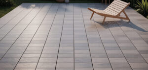Uteplats med granitkeramikplattor, minimal design och soligt ljus.