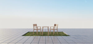 En minimalistisk uteplats med marksten och ljusa trämöbler, fotograferad i solljus.