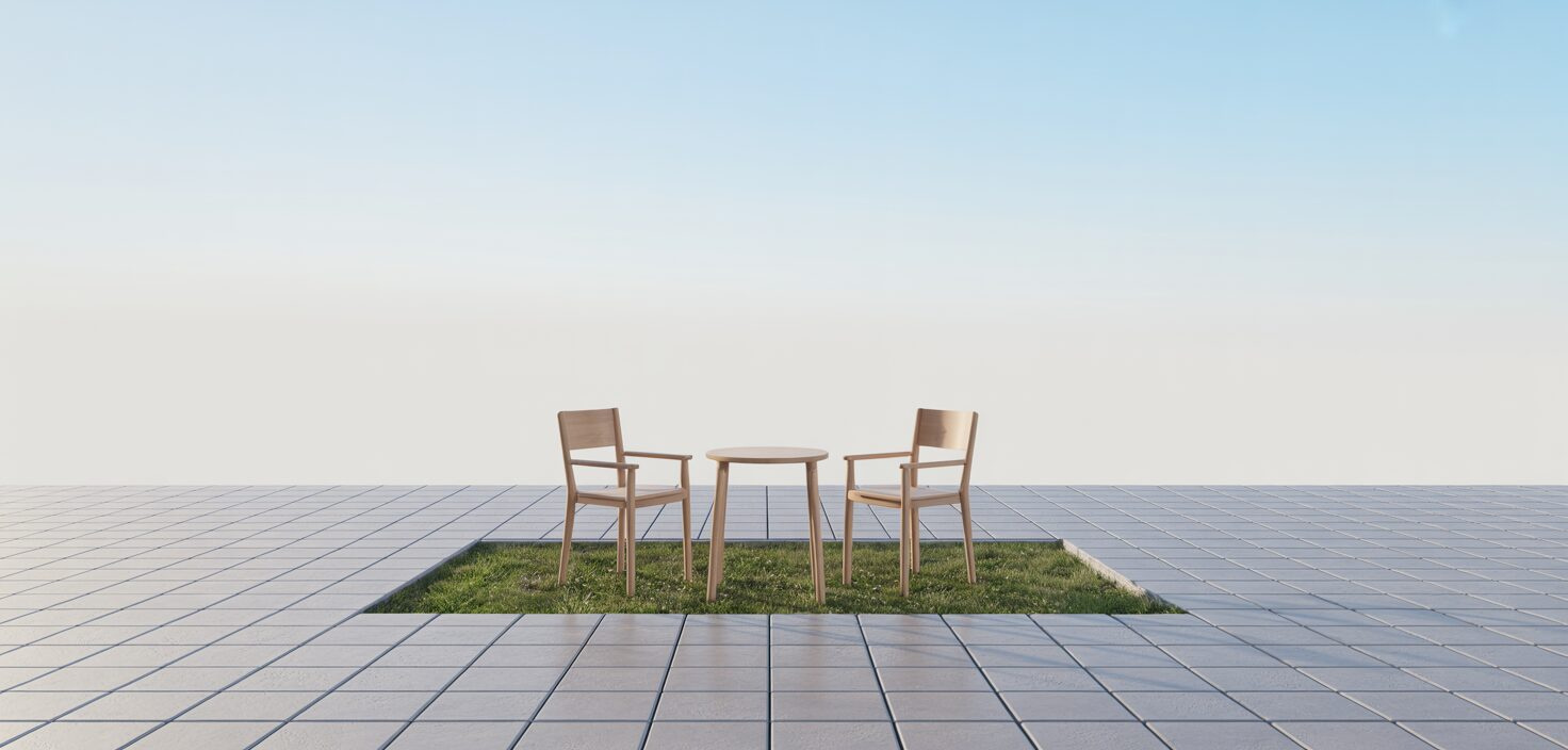 En minimalistisk uteplats med marksten och ljusa trämöbler, fotograferad i solljus.